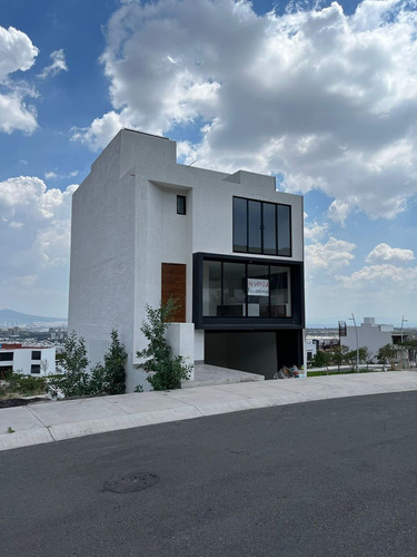 En Venta | Espectacular Casa En Privada Con Casa Club, Nuevo Refugio, Querétaro