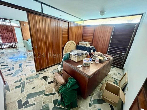Casa Original De Frutos Vivas De Los Anos 60 En Venta En Colinas De Bello Monte 24-18460