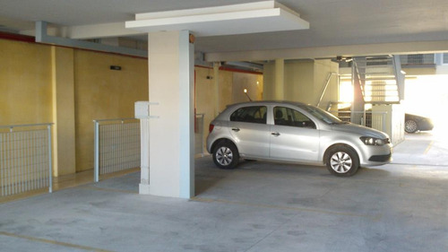Imagen 2 de 8 de Hermoso 2 Amb Con Cochera Opcional, Vista A Pileta Y Jardin.