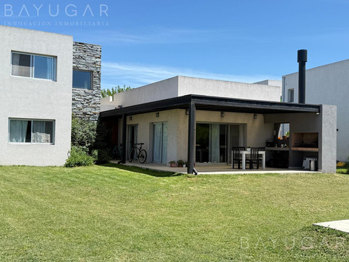 Casa En Venta - Barrio El Cantón - Puertos / Escobar Pilar - Permuta!
