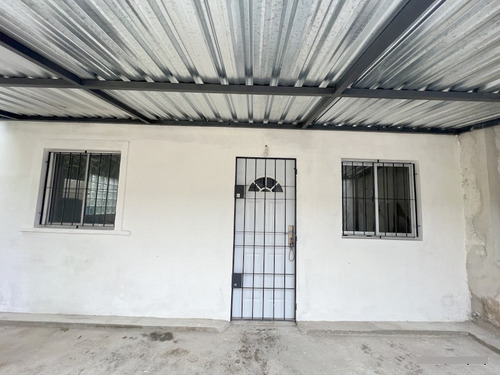 Alquiler De Hermoso Apartamento Punta De Rieles, Tipo Casita, Lugar Para 2 Autos, 1 Dormitorio, Patio, Sin Gastos Comunes, A Nuevo!! Muy Segura