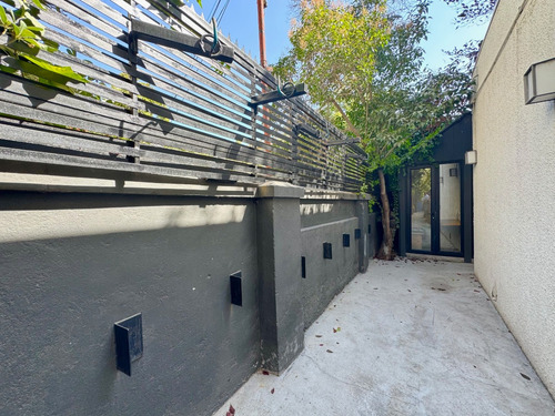 Oficina Remodelada Con Amplios Espacios Y Buena Ubicación