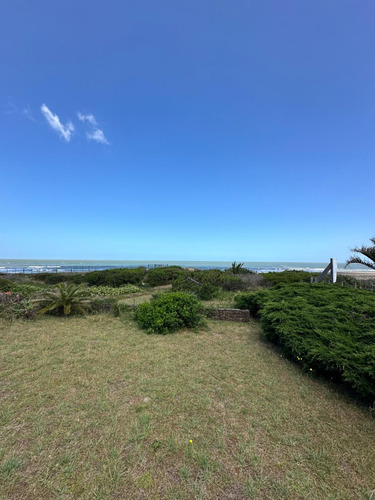 Exclusiva Residencia De Época A Pie De Playa Con Un Terreno Natural Y Vistas Espectaculares