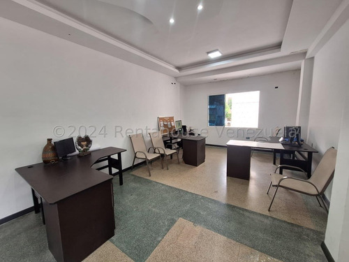 Sabana Grande !! Maravilloso Edificio Comercial De 2 Plantas, Cavas Para Refrigeración Y Enfriamiento De Carne, Pollo Y Embutidos, 767 M2 Terrero, 361 M2 Const., 12 Pe, 2 Baños, Amplias Oficinas.