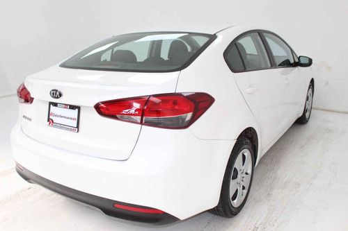 Imagen 5 de 13 de Kia Forte Sedan 2018 4 Cilindros