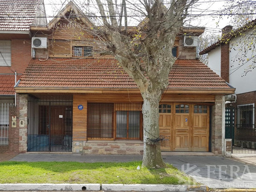 Venta De Casa 5 Ambientes Con Cochera Cubierta Y Patio En Don Bosco (26796)