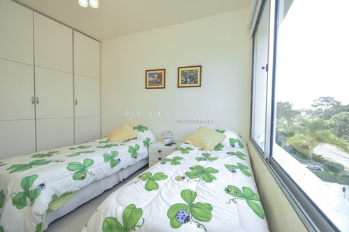 Excelente Apartamento De Tres Dormitorios Frente Al Mar - Punta Del Este- Ref: 2701