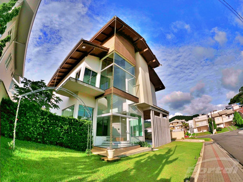 Luxuosa Mansão Em Condomínio Fechado No Golden Park, Com 4 Quartos,sendo 3 Suítes 1 Máster, Salão De Festas Mobiliado, Piscina, Duas Vagas Individuais E Cobertas. Casa Totalmente Mobiliada E Com Proj
