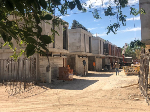 Imagen 2 de 22 de Venta Duplex En Complejo Housing En B° Jardin Claret, Calle De Los Emilianos