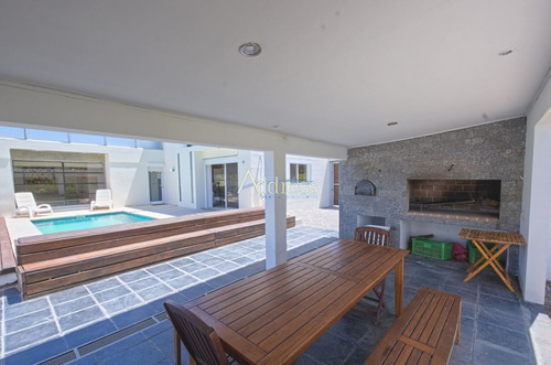 Casa En Rincon Del Indio En Venta- Ref: 2992