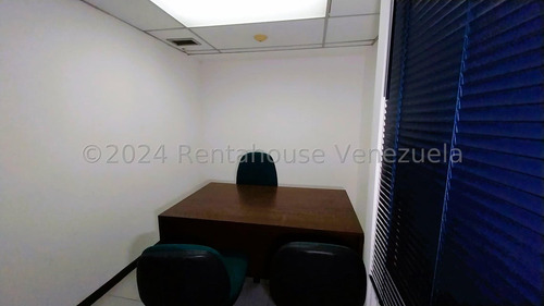 Extraordinario Local Comercial Con Acceso A Pie De Calle En La Av. Ppal De La Urbina!!! Fenomenal Oportunidad De Inversión! Negociable!!!