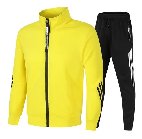 Conjunto amarillo hombre sale