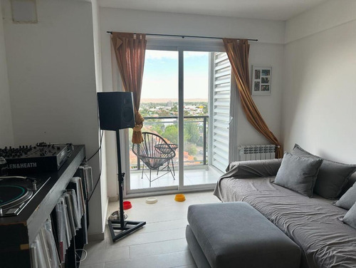 Departamento En Edificio Custo 2 Dormitorios Con Cochera Y Balcon