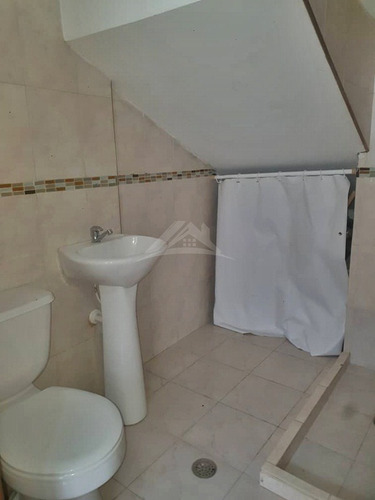 Town House Ubicado En Villas Santa María, Nueva Barcelona (a Pocos Metros Del Farmatodo Del Ingenio) Precio Negociable