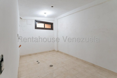 Hermosa Casa De 3 Niveles Que Brinda Tranquilidad Y Confort En Venta Ubicada En El Alto Hatillo 25-8567