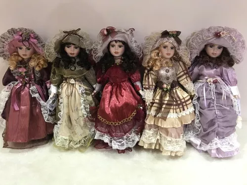 Boneca Antiga De Porcelana Com Roupa De Época Com Suporte