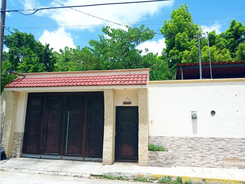 Casa En Venta En El Centro, De 6 Recamaras, Locales Y Piscina