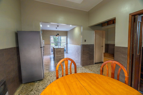Venta Casa Con Fondo , Quincho Y Cochera En Wilde