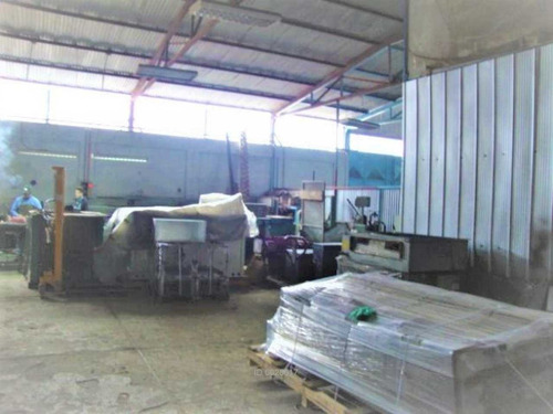 Terreno Con Galpón Industrial / Alto Hosp