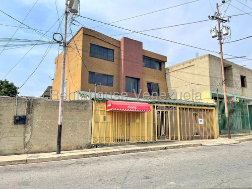Amplia Y Cómoda Casa En Venta Al Oeste De La Ciudad, Posee Gran Distribución Interna Para El Disfrute De Tu Familia