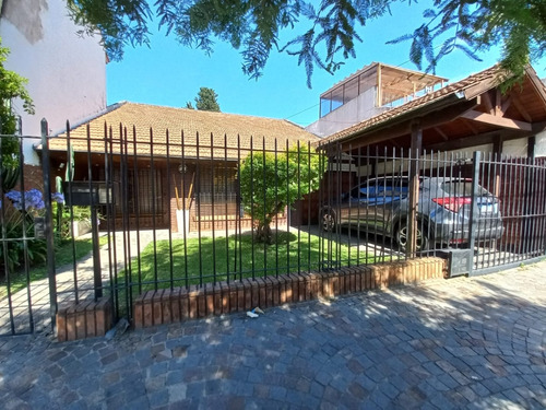 Amplio Chalet En Una Sola Planta Sobre Lote De 10 X 43 Metros - Haedo