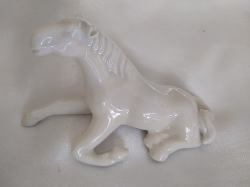 Caballo De Porcelana Blanco. Alto 5 Cm, Ancho 9 Cm. (Usado)