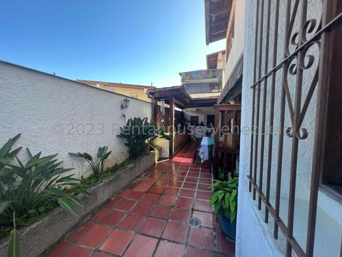 Tg Linda Casa En Venta En Los Naranjos Del Cafetal, En Calle Cerrada 25-15893 Ys