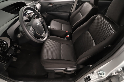 Imagen 10 de 15 de Toyota Etios 1.5 X 4p 6mt 2022