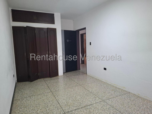 María Martínez Te Ofrece En Alquiler Este Espacioso Local Comercial Al Este De Barquisimeto, Piso De Granito, Área De Cocina, Ideal Para Centro Médico, Estético, Oficinas, Seguridad 24/7.