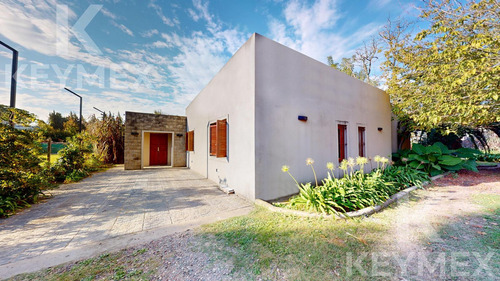 Casa, Parque, Quincho Y Pileta En Venta