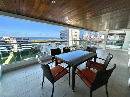Apartamento En Venta De 2 Dormitorios En Icon Tower, Punta Del Este.