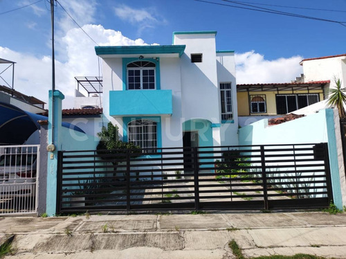 Casa En Venta En Colinas De Santa Barbara, Colima