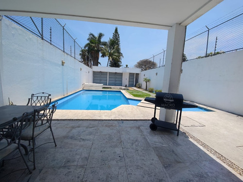 Casa En Venta En Col. Plan De Ayala Con Gran Alberca Y Jardín.