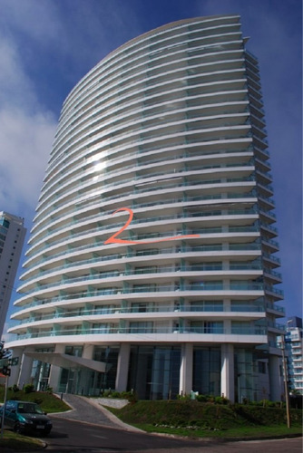 Apartamento De 3 Dormitorios En Venta Y Alquiler Temporario, Playa Mansa. Punta Del Este- Ref: 5335