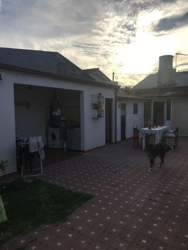 Importante Propiedad Emplazada En Lote De 380 Mts2