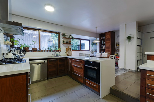 Estupenda Casa Remodelada En Vitacura, Excelente Ubicación.