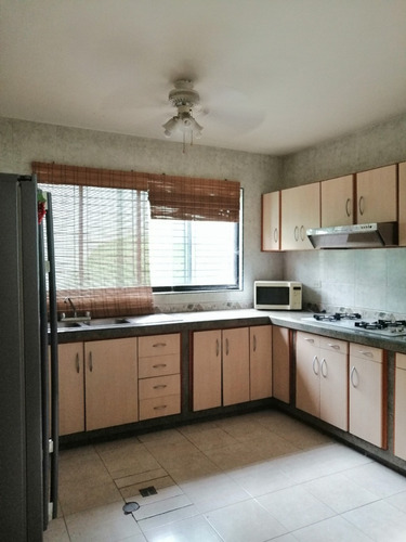 Imagen 2 de 12 de Venta De Bella Y Amplia Casa En El Parral Valencia Foc-790