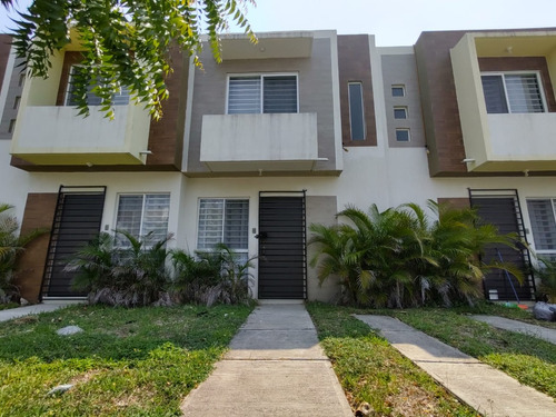 Casa En Renta En Veracruz Con Alberca, Fracc. Lagos De Puente Moreno