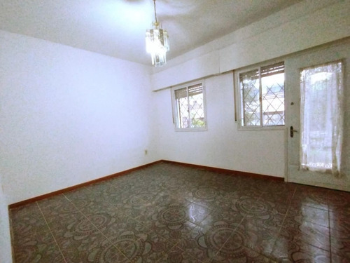 Alquiler En La Teja, Casa De 2 Dormitorios Al Frente, Con Jardin Y Rejas, Patio Chico Con Parrillero, Sin Gastos Comunes