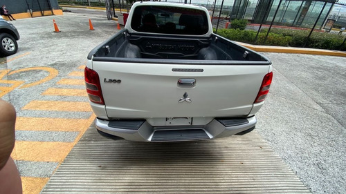 Imagen 5 de 12 de Mitsubishi L200 2018 2.4 Cabina Doble 4x2 Mt