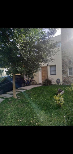 Imagen 1 de 9 de Casa En Venta 2 Dormitorios En Barrio Los Robles
