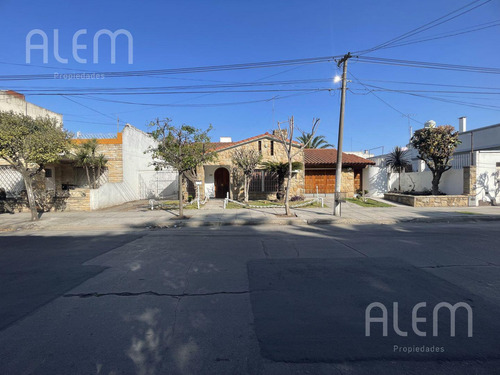 Casa En Venta Moron - 5 Ambientes - Pileta, Quincho, Parque Y 2 Coch