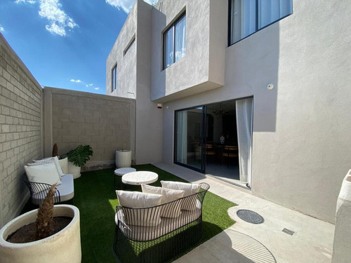 Casa En Venta En Terrasoles, Nuevo Querétaro, 3 Recámaras, 2.5 Baños, Alberca..
