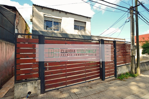 Casa En Venta En La Unión 2 Dormitorios Con Patio Al Frente Y Fondo Con Cochera Propiedad Horizontal