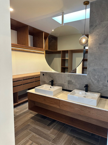 Excelenta Casa En Lomas, Calidad Y Ubicacion Excelente. Oportunidad