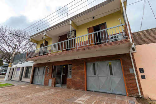 Imagen 1 de 30 de Casa En Venta · 3 Dormitorios · Patio · 2 Cocheras