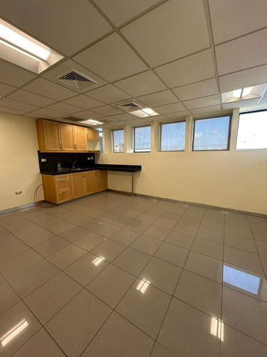 Oficina En Venta En Gazcue De 553m2 Con 9 Parqueos