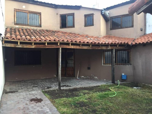 Imagen 2 de 21 de En Venta. Amplia Casa En Ph Con 3 Dormitorios Con 2 Locales.