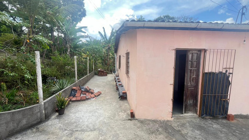 Casa De 6 Cômodos Com Área Livre