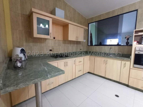 Julio Latouche 24-7529 Casa En Venta Trigal Sur Valencia, Amplia, Cómoda, Totalmente Re-modelada, Tanque Subterráneo